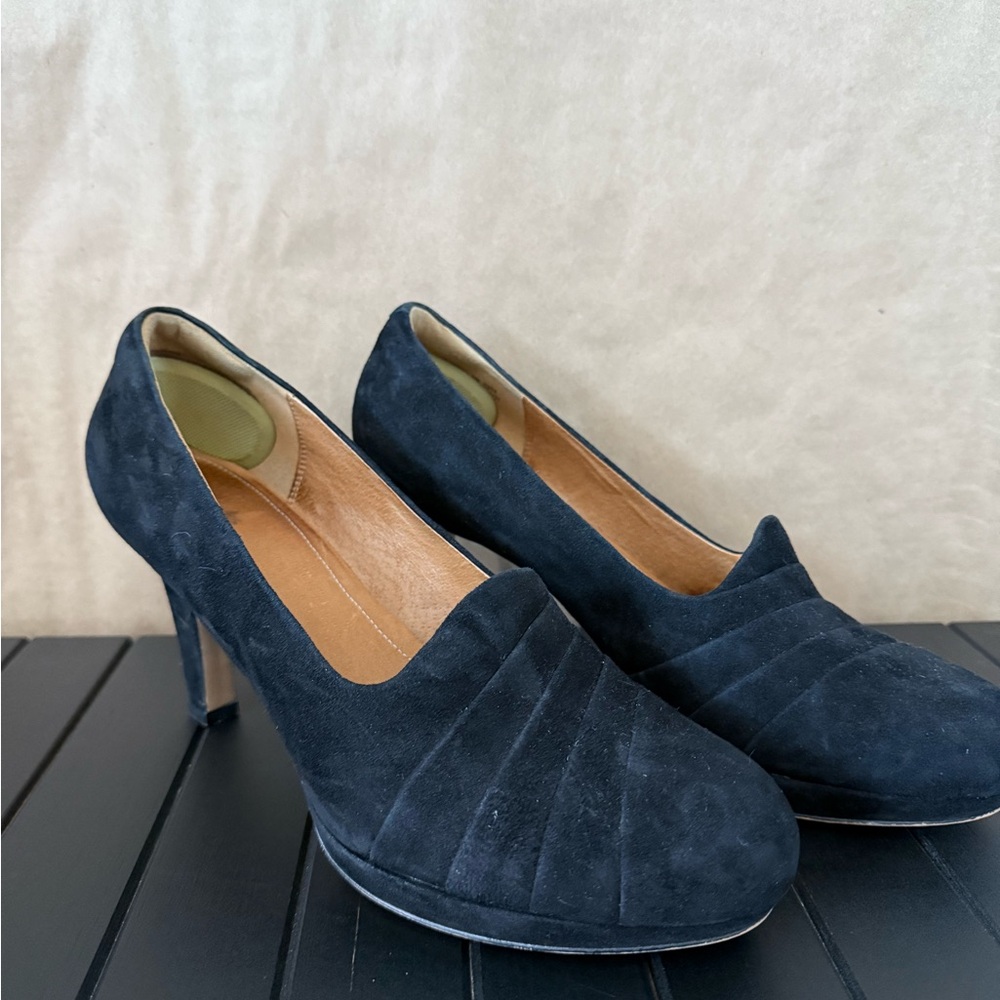 Clark’s ArtisanChic Black Suede Pumps 11